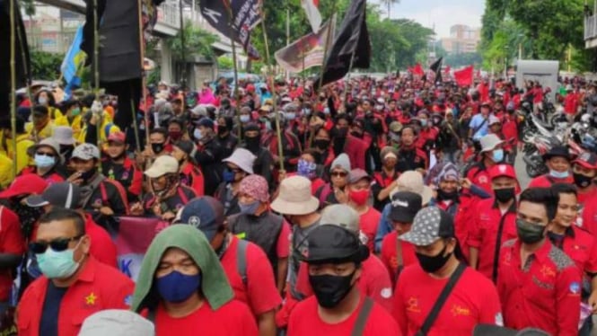 Massa buruh dan mahasiswa menuju ke Istana Merdeka Jakarta.