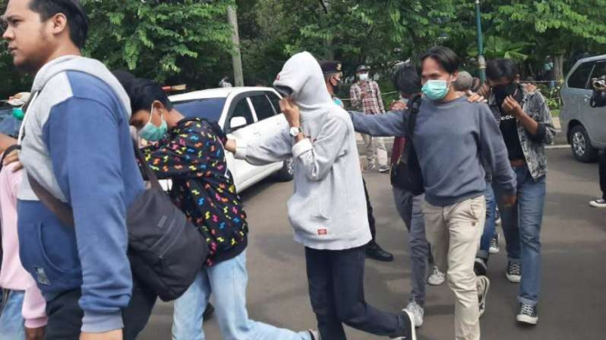 Polisi menangkap 4 remaja yang diduga mau bikin rusuh.