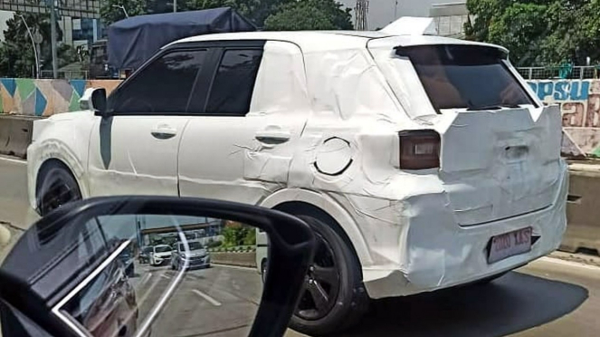 Mobil misterius yang diduga Daihatsu Rocky, sedang dites di Jakarta