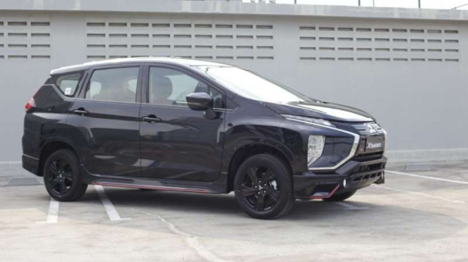 Mitsubishi Xpander Black Edition warna Hitam