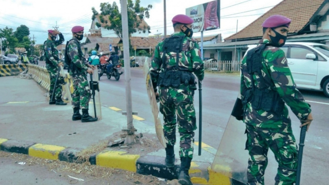 VIVA Militer: Prajurit Yon POM 2 Mar, Ikut Amankan Jalan Tol di Surabaya 
