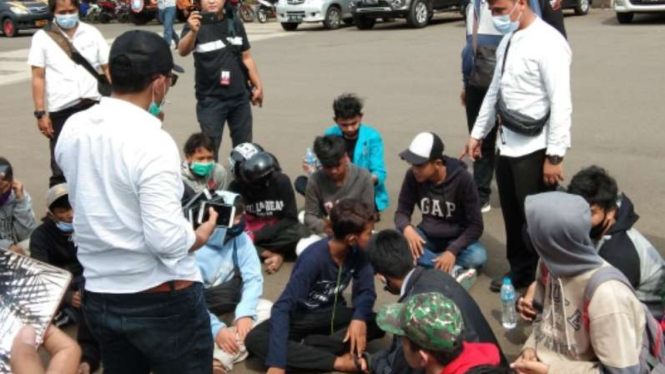 Polisi mengamankan remaja saat demo Omnibus Law.