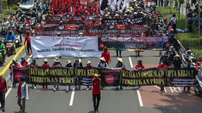 Sejumlah demonstran membawa spanduk dan poster dalam aksi jalan kaki menuju Istana Merdeka di Jalan Salemba, Jakarta, Selasa (20/10/2020). 