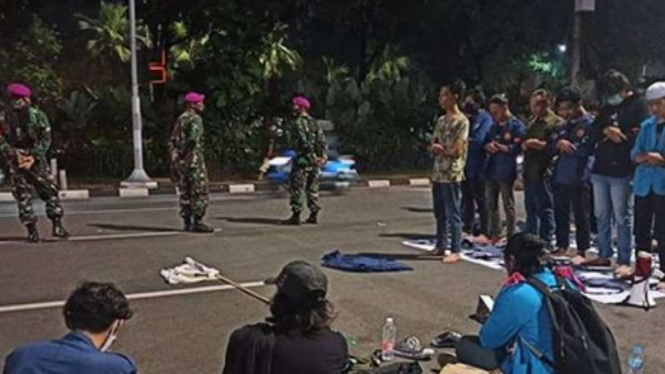 VIVA Militer: Pasukan Beruang Hitam Marinir jaga mahasiswa salah di jalan.