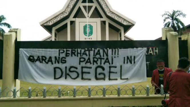 DPRD Kalbar disegel mahasiswa saat unjuk rasa Omnibus Law Ciptaker