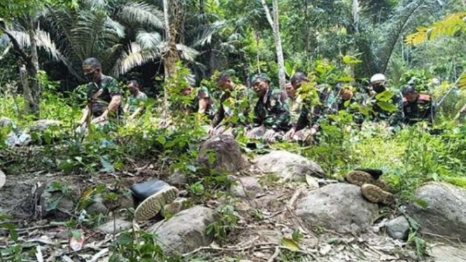 VIVA Militer : Prajurit TNI salat di tengah hutan ketika tengah bertugas