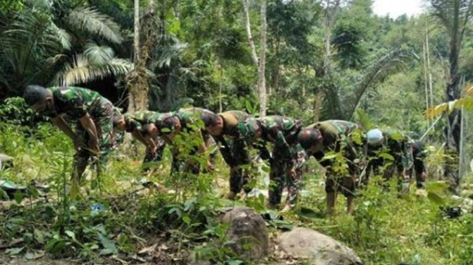 VIVA Militer : Personil TNI dari Kodim 1411/Blk bersujud di tengah hutan