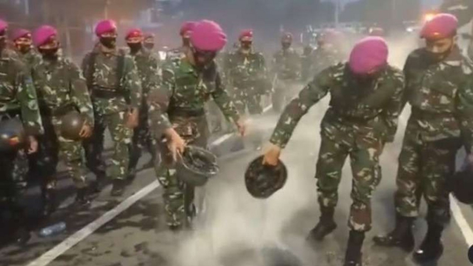 VIVA Militer : Marinir TNI AL gunakan helm untuk padamkan api dari demonstran