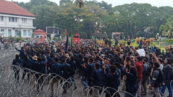 Massa buruh dan mahasiswa yang tergabung dalam Aliansi Malang Melawan berunjuk rasa menolak Omnibus Law di kawasan Alun-alun Tugu, Kota Malang, Selasa, 20 Oktober 2020.