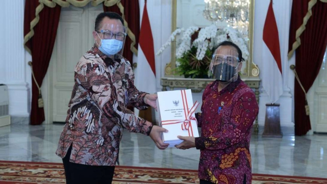 Ketua Forum Rektor Indonesia Arif Satria (kiri) menerima naskah UU Omnibus Law Cipta Kerja dari Menteri Sekretaris Negara Pratikno di Istana Merdeka Jakarta pada 19 Oktober 2020. (ilustrasi)