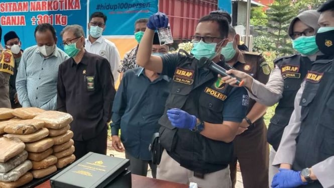 Polisi dan BNN memperlihatkan barang bukti narkoba hasil penindakan upaya penyelundupan narkotika dalam konferensi pers di kantor BNN Banten, Serang, Rabu, 21 Oktober 2020.