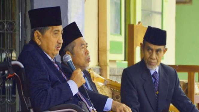 Pimpinan Pondok Modern Gontor KH Abdullah Syukri Zarkasyi (paling kiri)