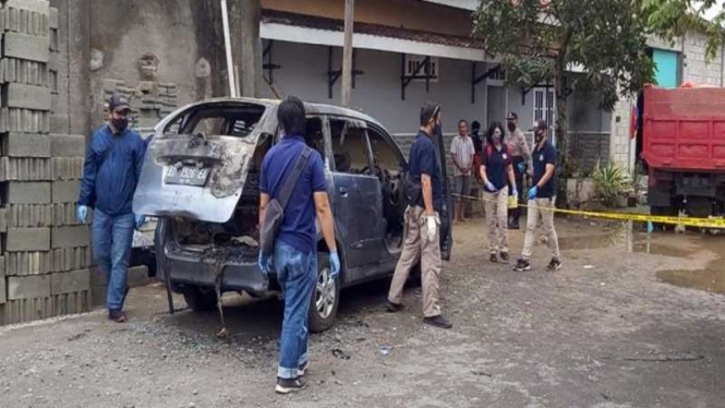 Sebuah mobil terbakar di Sukoharjo berisi mayat seorang perempuan