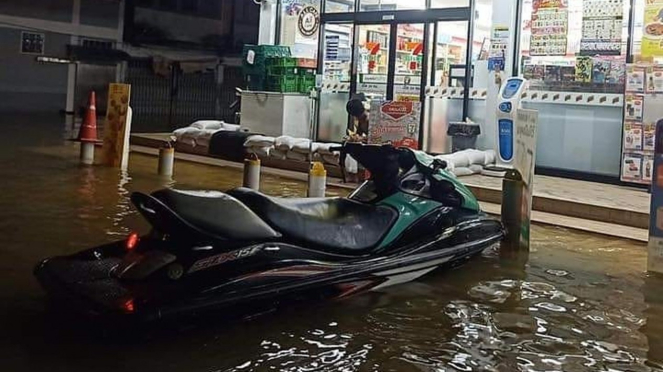 Jetski diparkir di depan minimarket