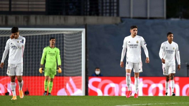 Pemain Real Madrid tertunduk lesu usai dikalahkan Shakhtar Donetsk