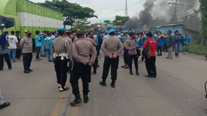 Massa buruh yang ingin ke Jakarta tertahan di Kabupaten Serang, Banten.