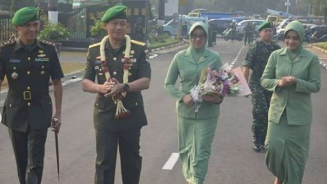 VIVA Militer : Mayjen TNI Suharyanto (pakai kalung bunga)