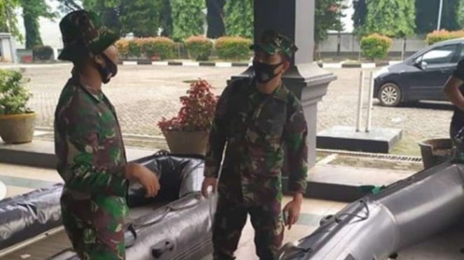 VIVA Militer : Satgas Siaga Banjir dan Longsor Marinir TNI AL Pasmar 1 Cilandak