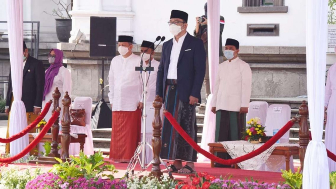 Gubernur Jawa Barat Ridwan Kamil memimpin upacara peringatan Hari Santri Nasional di kompleks kantor gubernur di Gedung Sate, Bandung, pada Kamis, 22 Oktober 2020.