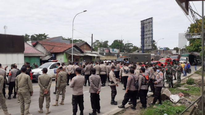 Aparat keamanan lakukan penyekatan buruh yang akan demo ke Jakarta.
