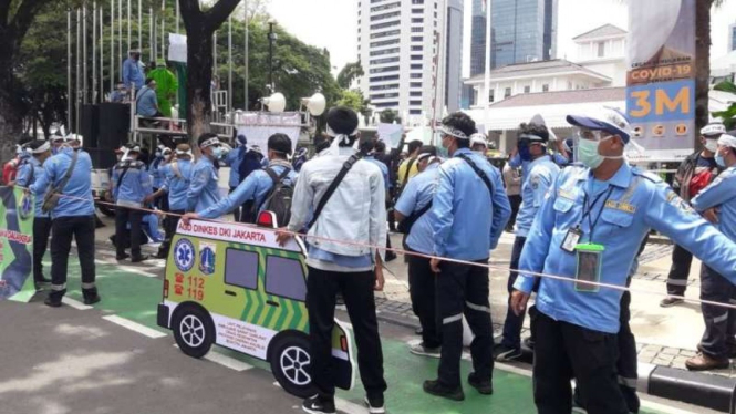 Sopir ambulans melakukan aksi demonstrasi di depan Balai Kota DKI Jakarta