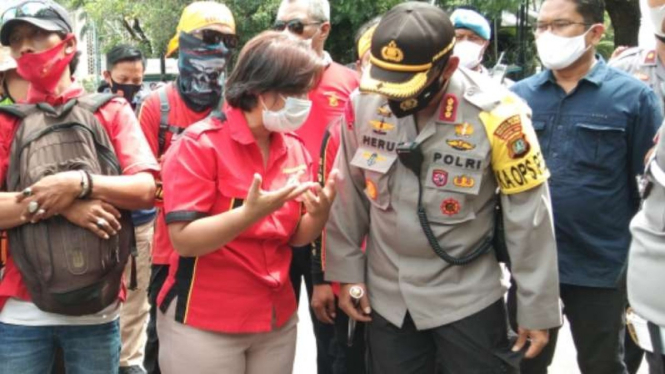 Salah satu perwakilan buruh sedang berkomunikasi dengan Kapolres Jakarta Pusat.