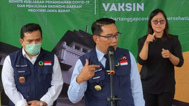 Gubernur Jawa Barat Ridwan Kamil memantau langsung simulasi penyuntikan vaksin COVID-19 di Puskesmas Kecamatan Tapos, Depok, pada Kamis, 22 Oktober 2020.