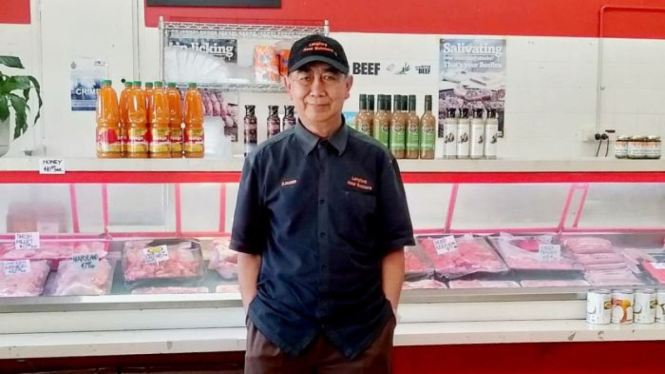 Pemilik toko daging halal berusia 70 tahun Sjahrir Laonggo mengatakan tidak rela meninggalkan bisnisnya di mana ia bertemu pelanggan yang sudah seperti keluarga.