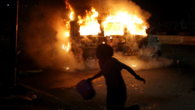 Mobil ambulans dibakar massa pendemo yang rusuh di Makassar