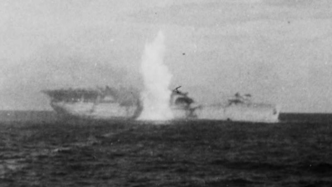 VIVA Militer: Kapal Induk Angkatan Laut Amerika, USS Langley, ditembak torpedo