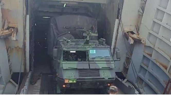 VIVA Militer : Kapal perang TNI AL latihan embarkasi dan debarkasi ranpur TNI AD