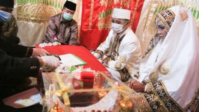 Ilustrasi prosesi akad nikah calon pengantin di Kota Padang.