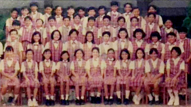 Foto kenangan Dian Sastrowardoyo semasa Sekolah Dasar (SD)