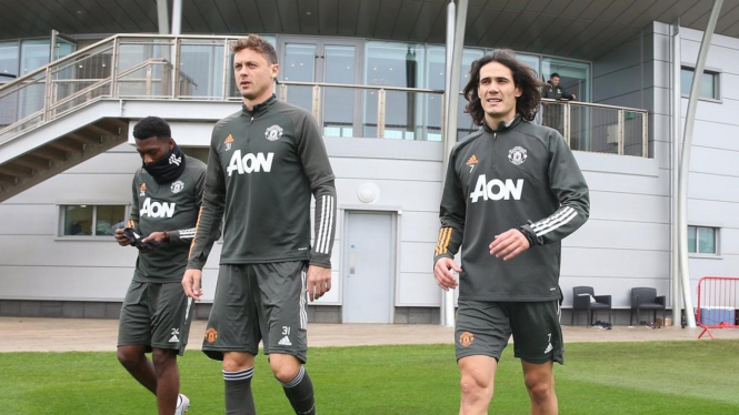 Edinson Cavani (kanan) saat menjalani latihan Manchester United