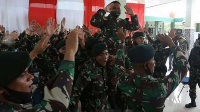 VIVA Militer: Mayjen Hassanudin di Markas Yonif Raider Khusus 115/Macan Leuser
