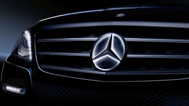 Mercedes Benz tiene lámpara de logotipo