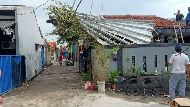 Angin puting beliung di Bekasi Utara Jumat 23 Oktober 2020 merusak ratusan rumah. 