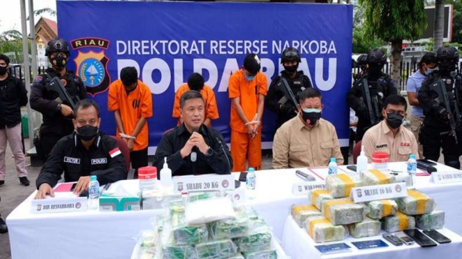 Polda Riau merilis kasus pengungkapan kasus narkoba yang libatkan oknum polisi