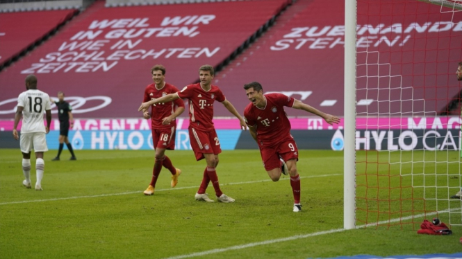 Pemain Bayern Munich merayakan gol ke gawang Frankfurt. 