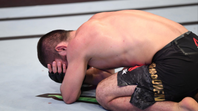 Momen Khabib Nurmagomedov menangis di atas oktagon UFC