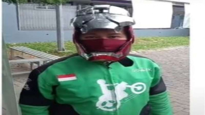 Viral pengemudi ojol dengan helm Iron Man otomatis