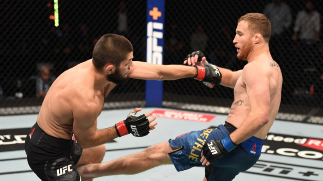 Serangan low kick telak Justin Gaethje ke Khabib Nurmagomedov di UFC 254