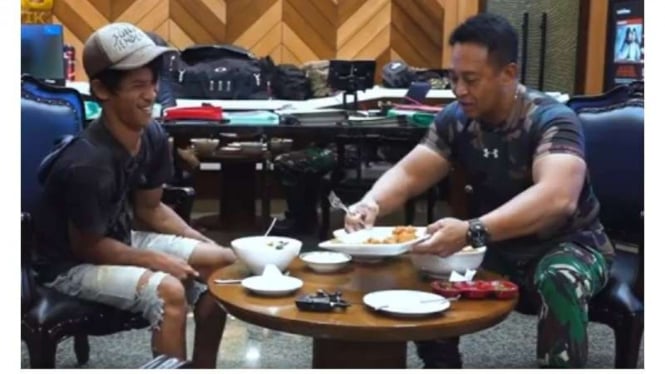 VIVA Militer : KSAD makan siang bersama kuli bangunan Sandi Rihata