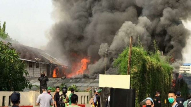 Situasi kebakaran di Lapangan Parkir Mal Senayan City, Senin (26/10/2020)