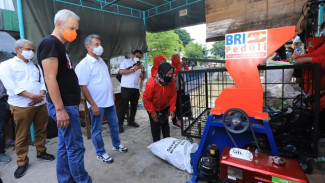 BRI Bersih Bersih di Sungai Kalisari Semarang