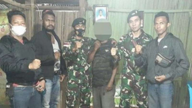 VIVA Militer : Mantan Milisi Timor Timur serahkan senjata kepada prajurit TNI AD