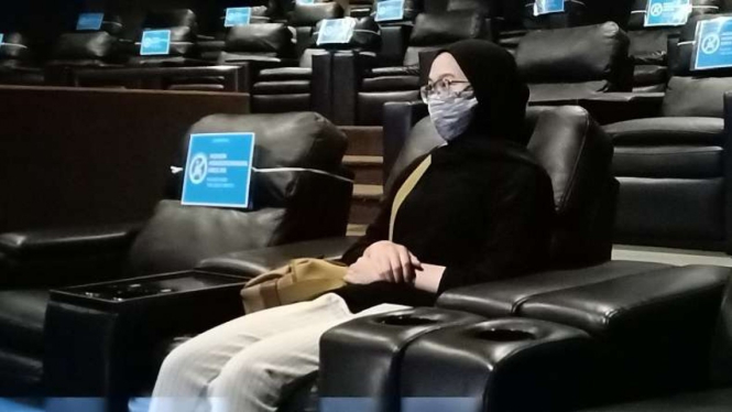 Seorang pengunjung bioskop Moviemax di Malang dalam simulasi pembukaan bioskop untuk masyarakat selama masa pendemi COVID-19 pada Senin, 26 Oktober 2020.