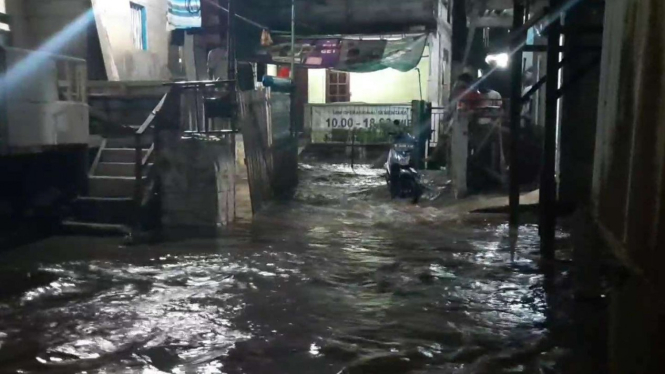 Dua RT di Kelurahan Cipinang Melayu, Kecamatan Makasar, Jakarta Timur, tergenang banjir setelah hujan di kawasan hulu Kali Sunter pada Senin malam, 26 Oktober 2020.