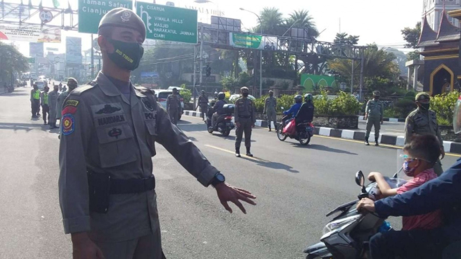 Seorang petugas Satpol PP dalam operasi yustisi penerapan protokol kesehatan pencegahan penularan COVID-19 di Kabupaten Bogor, Jawa Barat, pada Senin, 26 Oktober 2020.