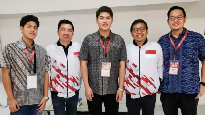 Arfa Thohir (tengah) bersama CEO Tokopedia William Tanuwijaya dan mantan CEO Bukalapak Ahmad Zaki.